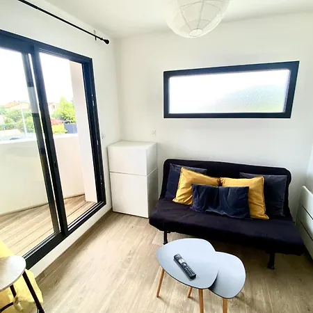 T2 With Balcony Near The Hypercenter Апартаменты